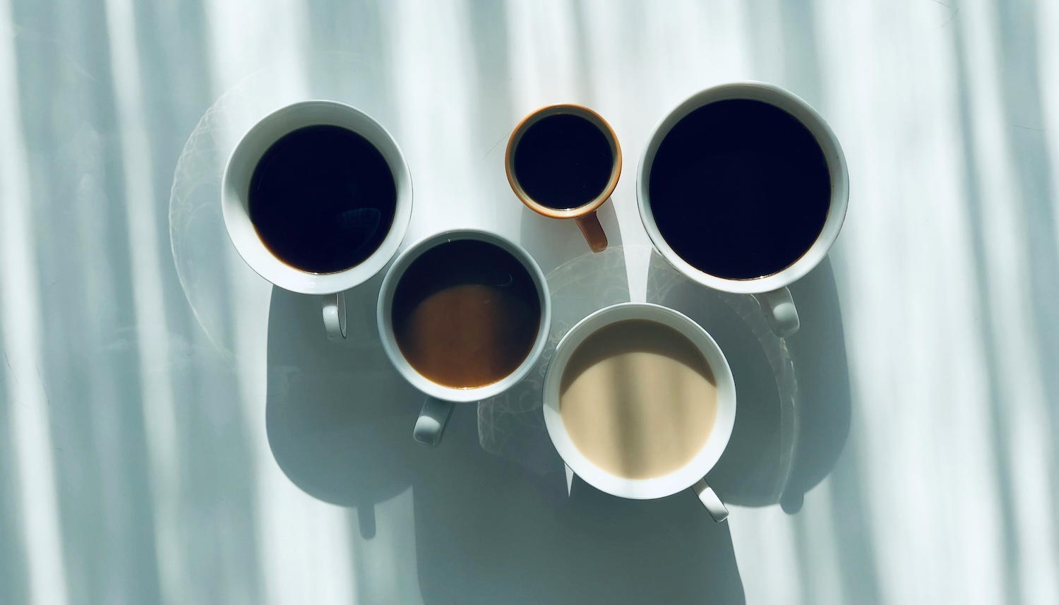 Kolik kofeinu má káva? Espresso, filtr i decaf v číslech
